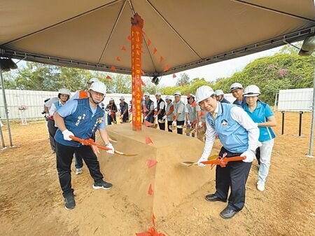 斥資新台幣達5700萬元的金門縣金寧社會福利館新建工程,14日上午縣長陳福海(右前)親自主持動土典禮。(于家麒攝)