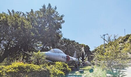 基隆市中正公園內的役政公園,16日起拆除陳展的國軍裝備,首先會拆解的是這架F-104G星式戰鬥機,後續包括陸軍的戰車、海軍的艦炮、桅桿等,都會陸續拆除歸建。(張志康攝)