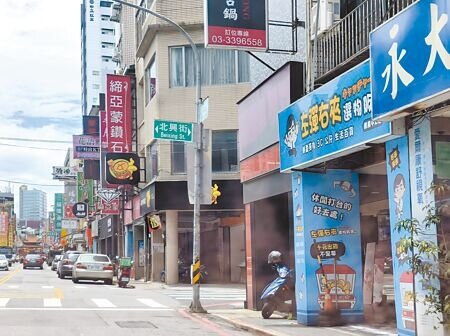 因路名重複、同音容易引起誤會,如桃園區有北新街、北興街,桃園市訂定《桃園市道路命名及門牌編釘自治條例》時,希望新路名不與舊路名重複,但近日發現例外條款過於寬鬆,恐引起誤會,近日將調整。(賴佑維攝)