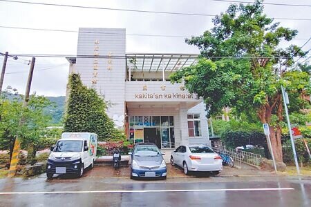 苗栗縣南庄鄉立圖書館自1988年啟用逾37年,因館舍結構老舊且耐震評估未達標,將自6月23日起閉館,進行全面耐震補強工程。(呂麗甄攝)