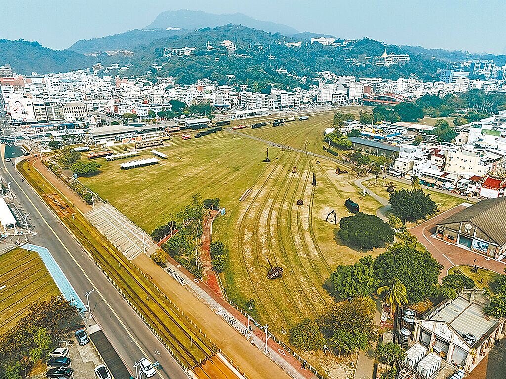 台鐵高雄港站發展成哈瑪星鐵道園區後,已經成為民眾與遊客認識高雄鐵道歷史及休憩放鬆的最佳場域。(高市都發局提供/紀爰高雄傳真)
