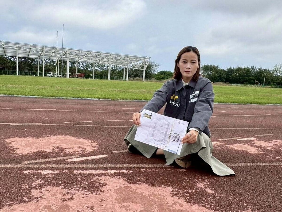廖子齊說,這座年久失修、對香山居民極為重要的運動場整修至今已六年仍然無法完工。她提出三大訴求,包括公開三期工程內容與時程、合理規畫工區,保障使用空間、依法處理廢棄物。圖/廖子齊提供