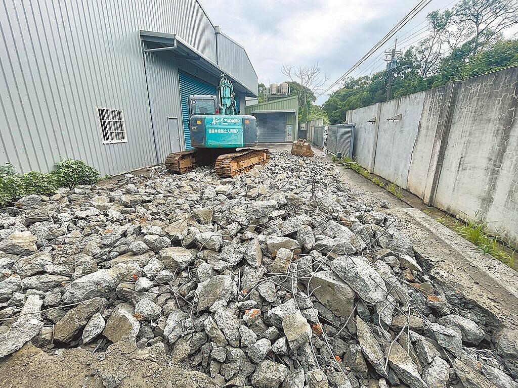 桃園市楊梅區大平段1處保護區土地,遭不肖人士擅自整地開發約300平方公尺做資源回收場,桃園市政府3年內共開罰5次,累計罰鍰達73萬元,13日水務局前往二度強制拆除。(水務局提供/廖姮玥桃園傳真)