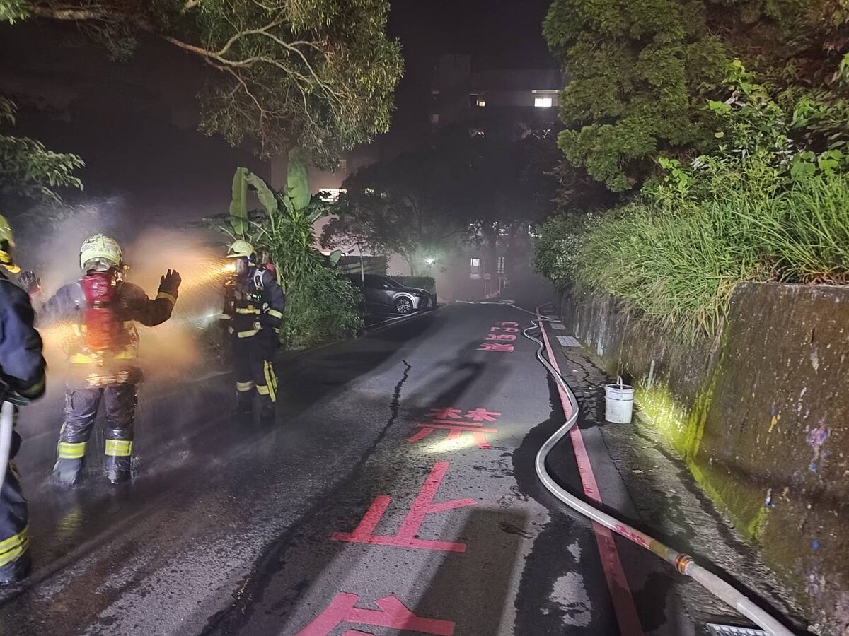 苗栗縣頭份市為恭醫院東興院區地下室廢水池電箱14日晚上起火,延燒一旁堆放的消毒用氯錠,1個小時內撲滅,3名消防人員略感不適,預防性就醫無大礙。圖/民眾提供