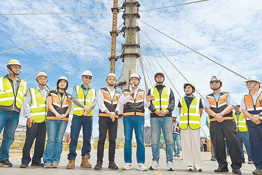 新北市長侯友宜(右五)14日到淡水視察交通建設工程,立委洪孟楷(左五)全程陪同。(新北市新聞局提供/李育嫺新北傳真)