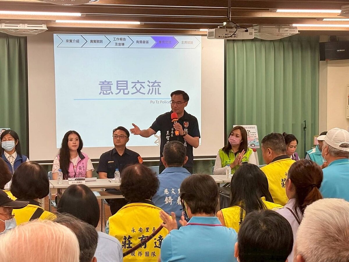 桃園警分局分局長王智民（中）近來在各警所社區治安會議提醒民眾「酒駕扣牌」新制，呼籲若飲酒後務必找「指定駕駛、改搭計程車或使用酒後代駕」服務，同時預告交通大執法即將啟動。圖／警方提供