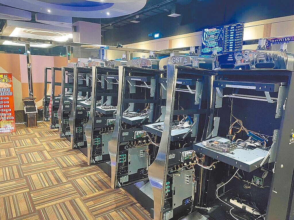 桃園市蘆竹區知名商場內藏有賭博電子遊戲場,業者2021年曾被警方破獲,但法院認為檢方舉證不足判無罪,業者重起爐灶,警方日前再度查緝,查獲251台各式機台。(翻攝照片/賴佑維桃園傳真)