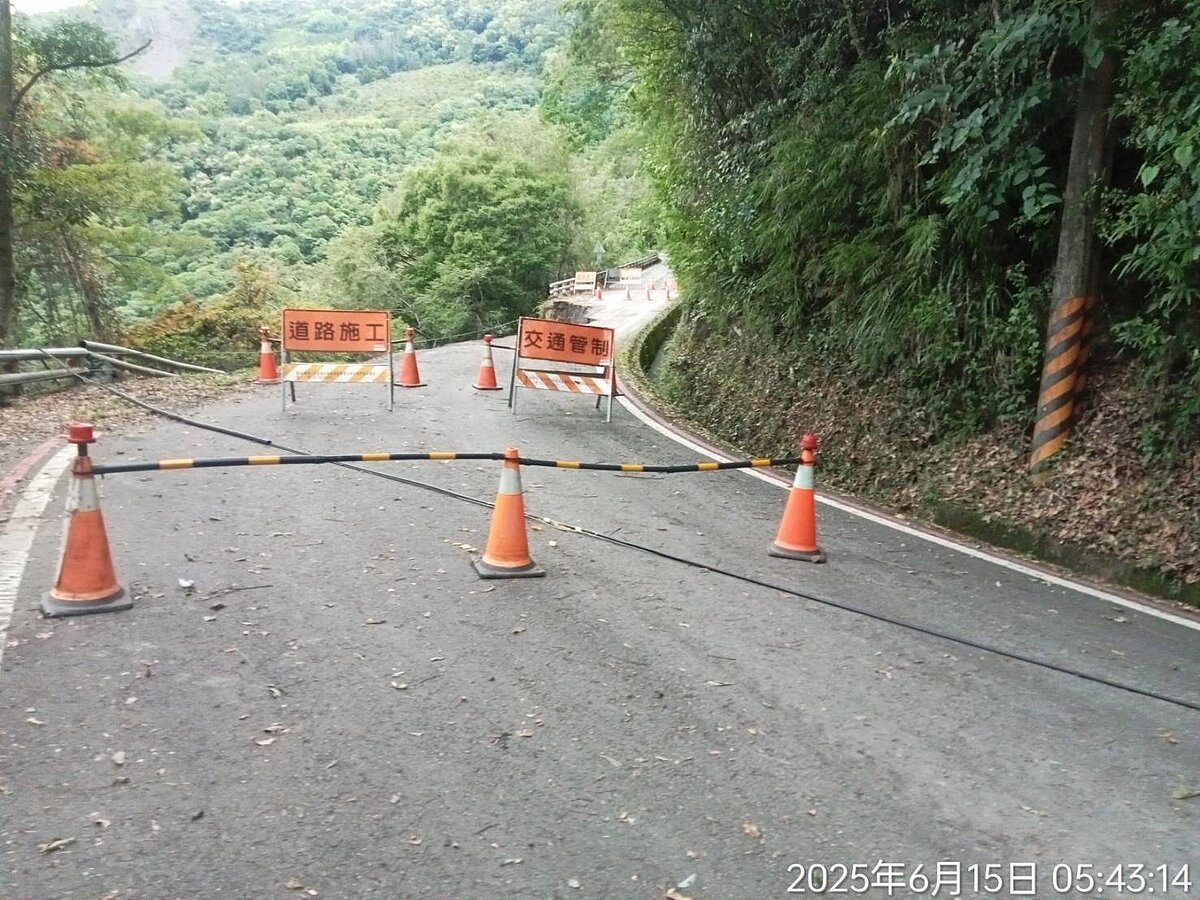 圖高雄市桃源區台20臨105線7K+300(梅山路段)路基下滑,雙向無法通行,15日南橫高雄端無法入山。圖/公路局甲仙工務段提供