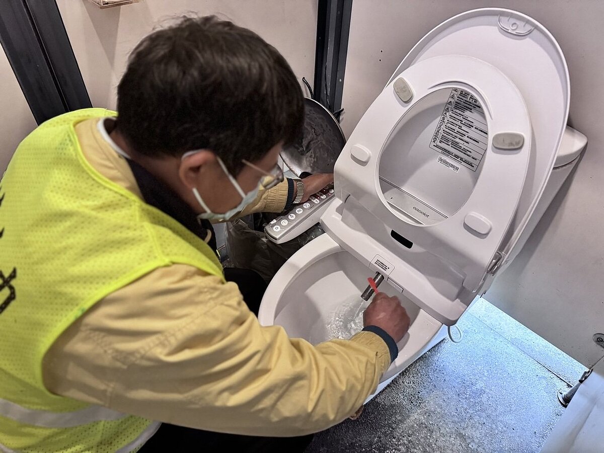 針對護城河公廁,外包廠商1天清潔頻率為3次,清潔步驟包含清洗免治馬桶噴嘴頭、馬桶蓋使用酒精噴灑擦拭、水洗地板並拖乾。圖/聯合報記者黃羿馨攝影