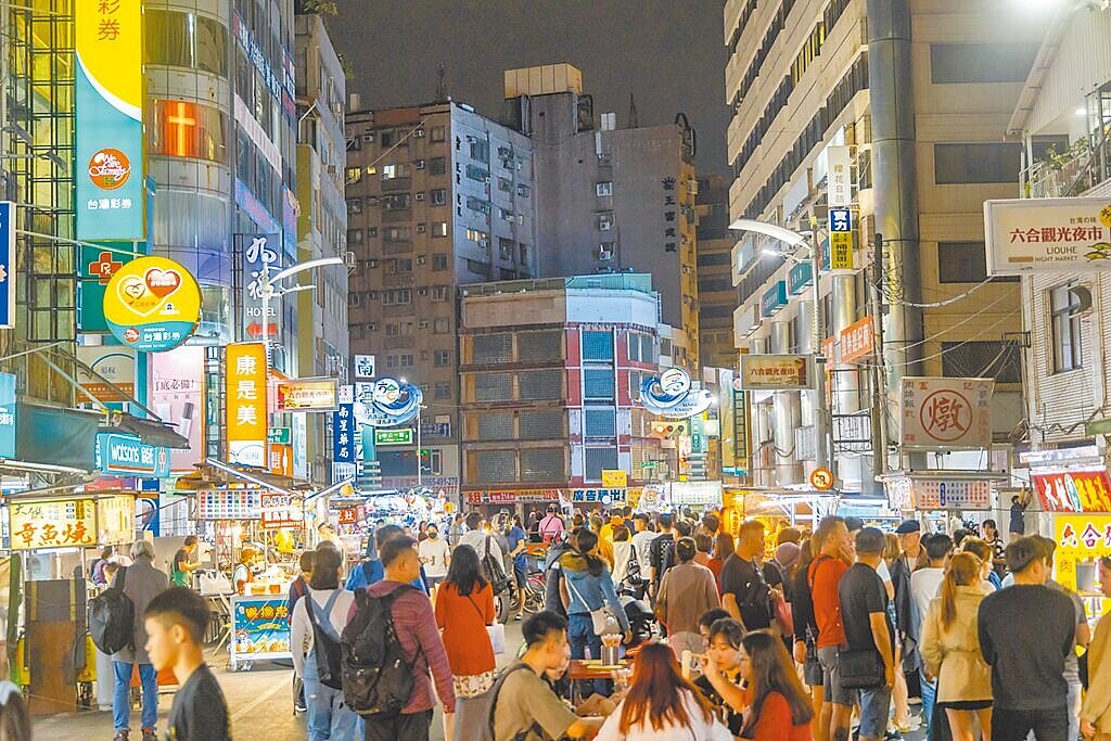 高市府利用夜市券等方式將演唱會的人潮導流至夜市及商家，帶動店家業績成長。圖／高雄旅遊網提供
