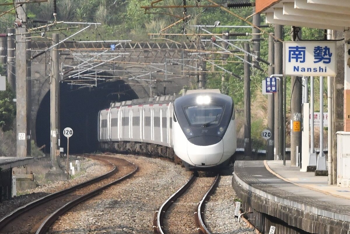 台鐵苗栗南勢車站中午傳出旅客侵入鐵道,遭南下117次EMU3000型新自強號撞及身亡,目前鐵路警察正調查處理。示意圖/讀者提供