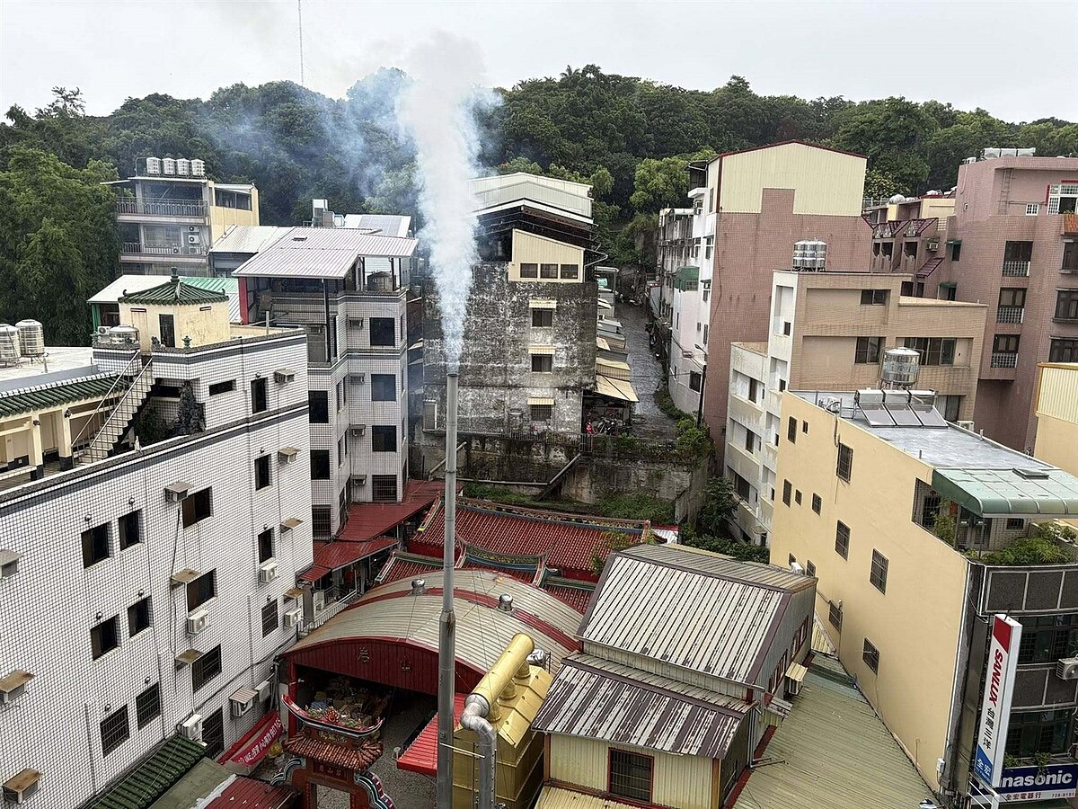 彰化市公園路一間寺廟被附近住戶投訴,指廟方矗立一支10多公尺高的煙囪,常在夜裡或雨天冒出濃煙及異味。圖/陳姓市民提供
