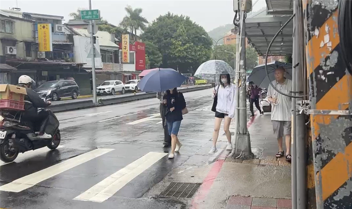 文山區景中街人行道寬度不足、沒有號誌,民眾時常與車爭道,在地開了19次公聽會已拍板拓寬人行道,卻在上卻突然喊卡,議員質疑過程黑箱,北市府表示,是地方上有意見,目前需重新規畫,沒有喊卡。圖/北市議員趙怡翔提供