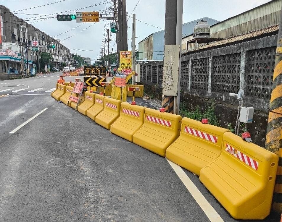 桃園市道路挖掘案量多,挨批擾民還影響交通安全,工務局回應,將修法提高道路修復管理費,提升施工效率。圖/桃園市工務局提供