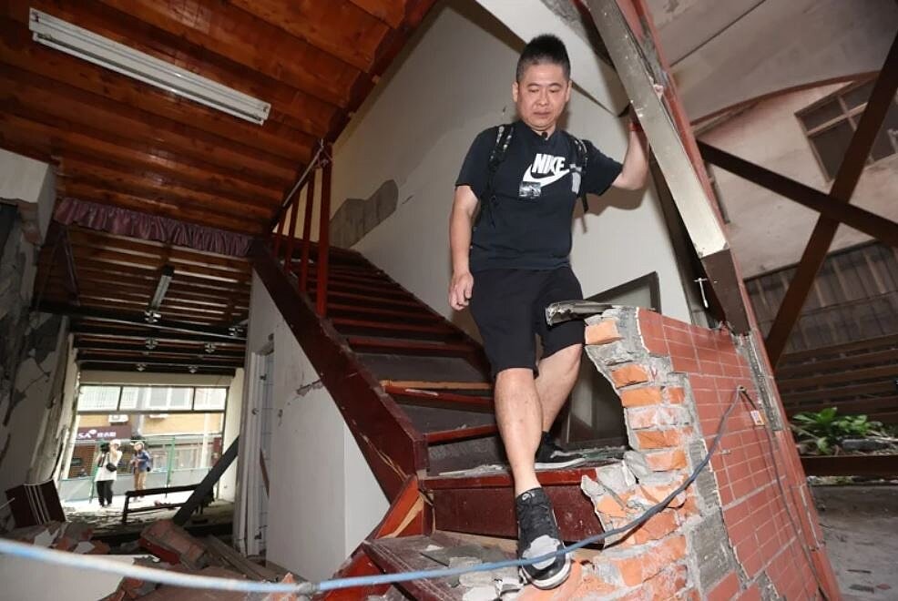 花蓮馥邑京華監委黃展宏表示,跟縣府沒有對接窗口是事實,該給的資料都有提交,但大樓目前仍在原地待拆。本報資料照片