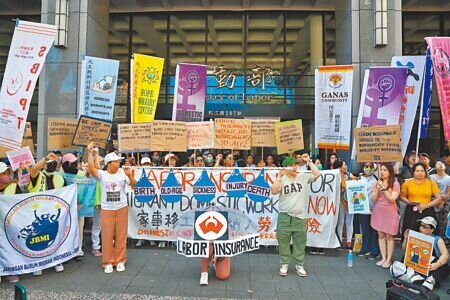 桃園市家庭看護工職業工會成員、移工及人權團體15日在勞動部前陳情,要求政府盡速將全台約20萬餘名家事移工納入勞工保險,終結制度性排除,爭取基本勞動保障。(鄧博仁攝)