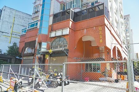 花蓮市馥邑京華大樓6棟建物去年因0403強震受損,拆除計畫與經費尚待行政院核定。(羅亦攝)