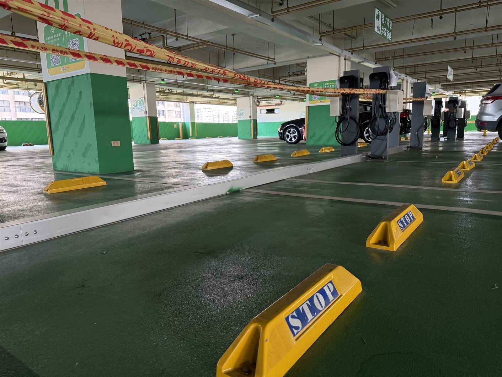 高雄四維立體停車場充電樁因地面電線鐵盒外觀塗上白漆,乍看外觀就像地面標線,近日有民眾不慎路過時遭絆倒,手腳多處擦挫傷。記者宋原彰/攝影