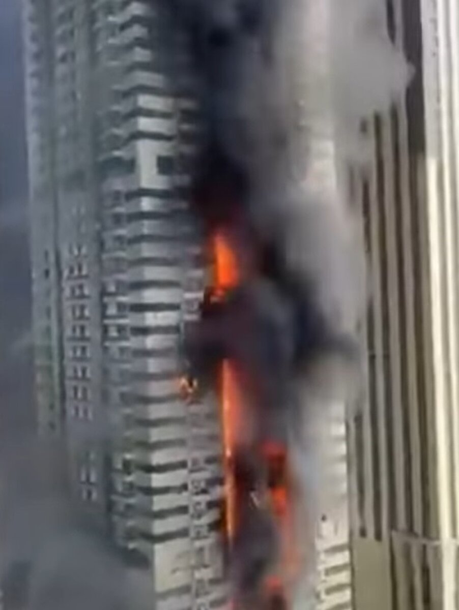 杜拜第19高樓「老虎塔」(Tiger Tower)13日深夜發生大火,火舌從低樓層猛烈向上竄升。圖/截自網路