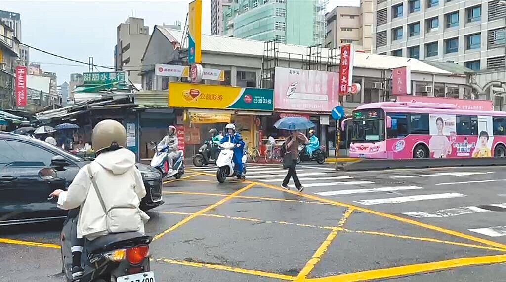 台北市文山區景中街短短400公尺，有學校、公園、捷運站、市場，人流量相當高，但人行道不夠寬，民眾常與車爭道。（台北市議員趙怡翔研究室提供／邱芊台北傳真）