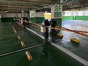 高雄四維停車場線槽像標線　絆飛人慘摔