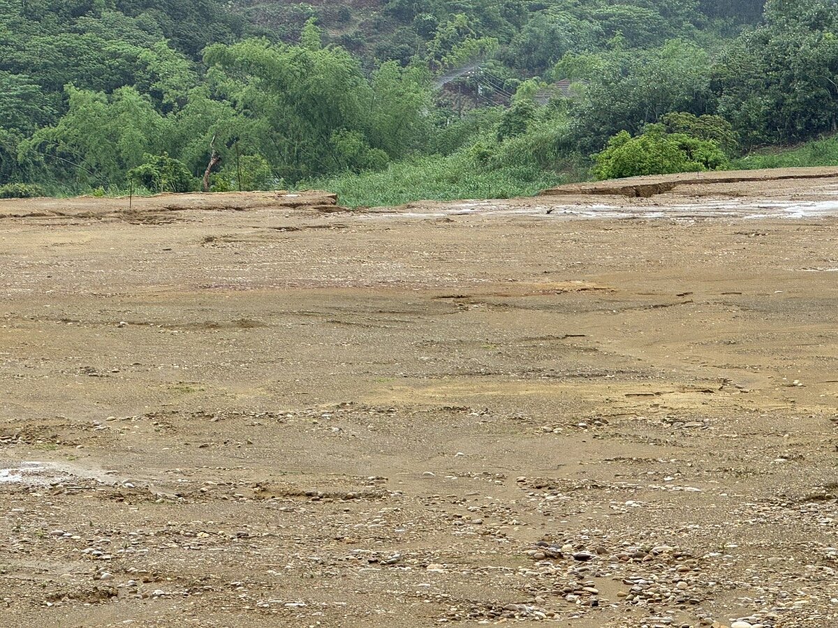 高雄大樹區和山里一處光電場開闢在山坡地上,議員黃飛鳳大雨過後勘查發現,土石泥流往下游宣洩,居民日夜生活在土石流陰影下。圖/黃飛鳳提供