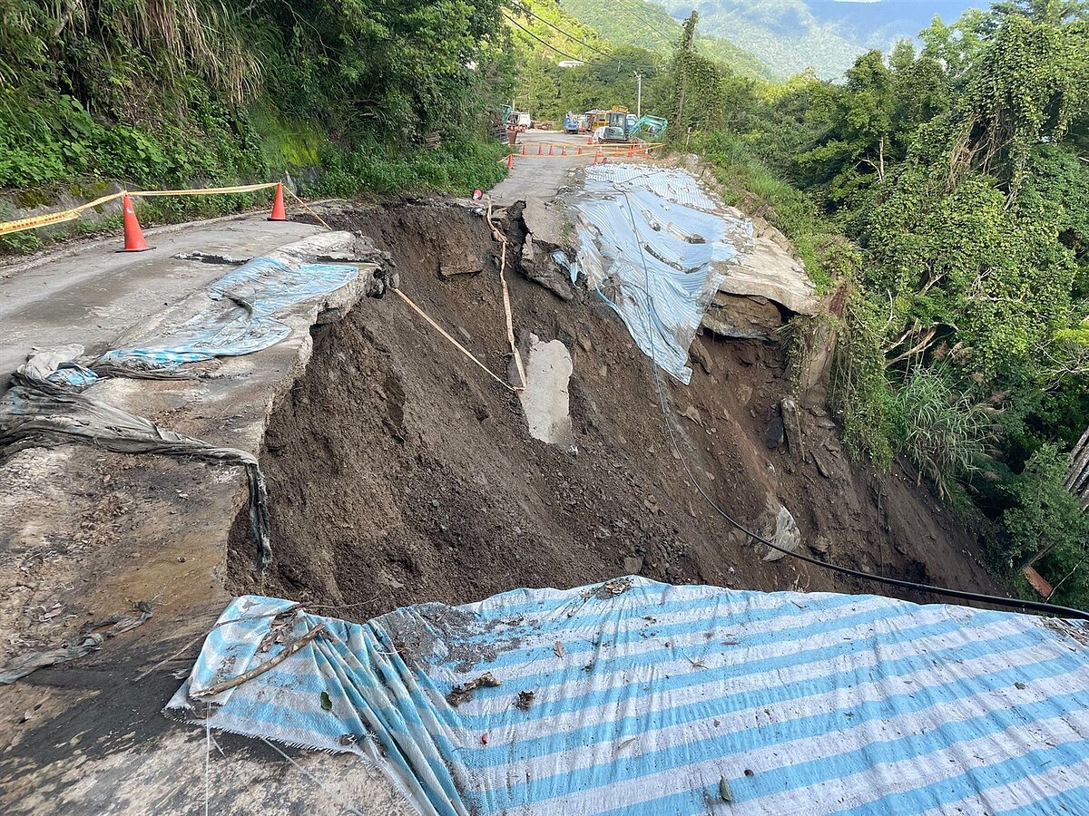 桃園市復興區華陵里比該路比佛利山莊路段路基坍塌,15日下午起封路管制交通。圖/巴陵派出所提供