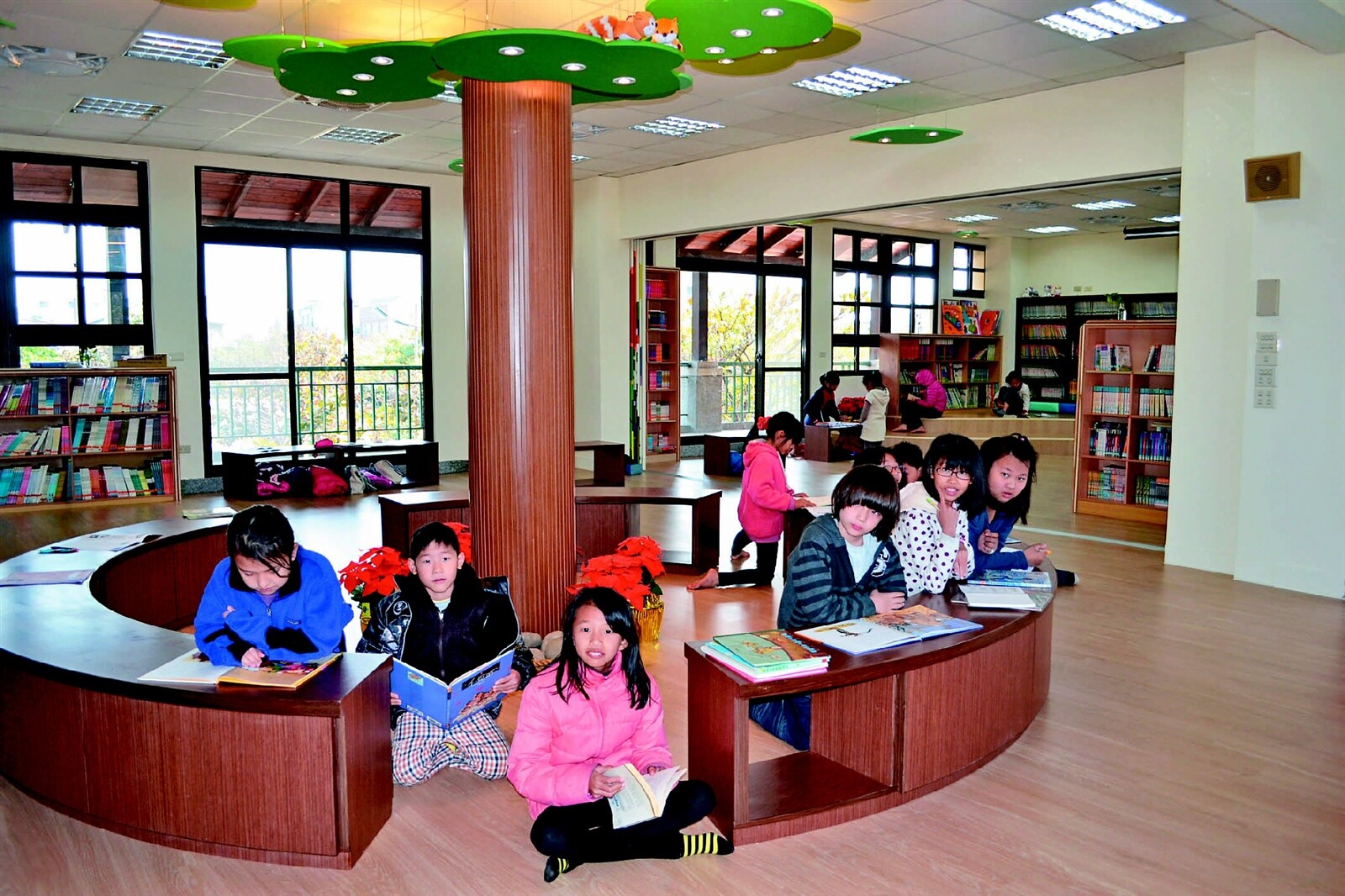 西門國小以百年樹人為概念,打造優質圖書館,寒假期間每天都吸引小朋友來此閱讀及寫功課。 記者鄭惠仁/攝影