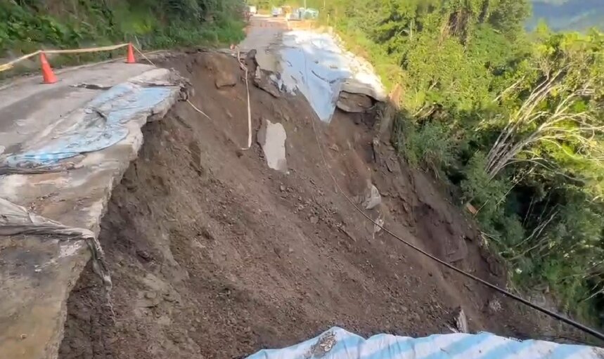 比該路「比佛利山莊段」昨日下午發生大面積坍方，整段道路幾乎被掏空。圖：復興區公所提供