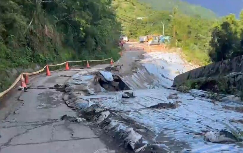 目前路基地質脆弱，仍有持續崩落之潛在危險。圖：復興區公所提供