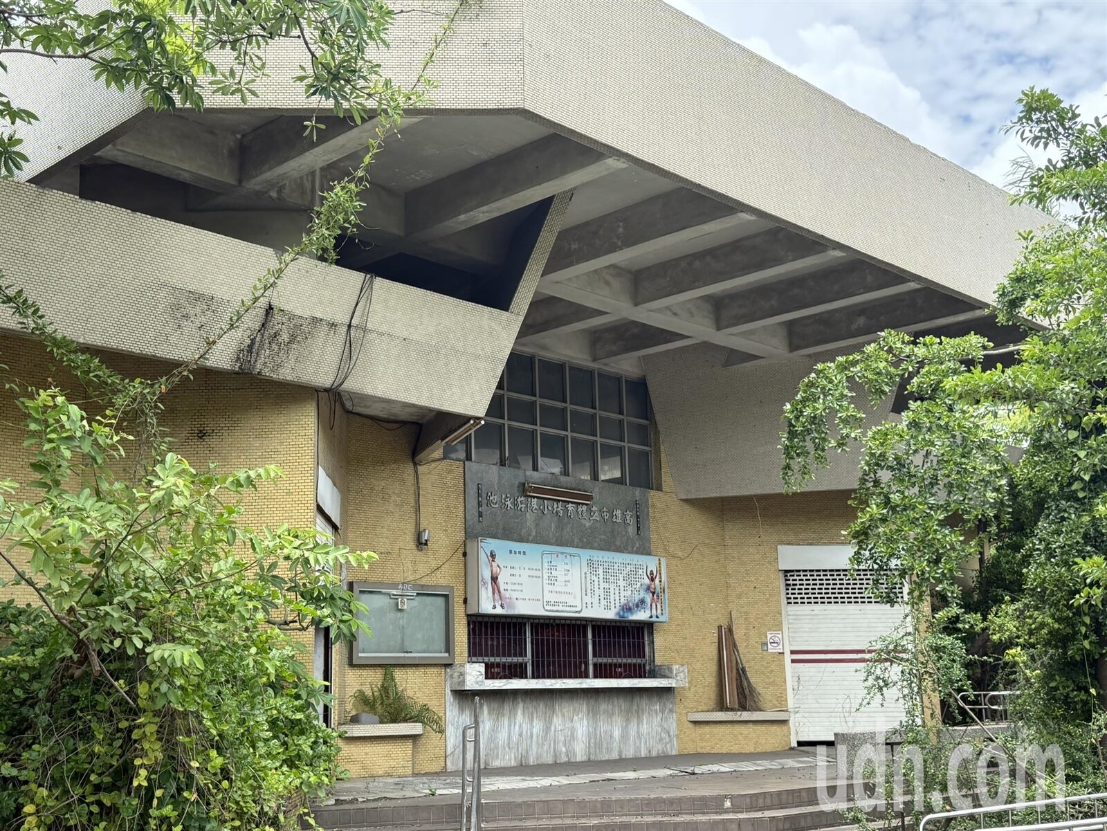 高雄市立小港泳池荒廢20年以上，高市府去年底將泳池填平，改作停車場，但泳池旁建物因耐震不足將全數拆除，如今卻未有明顯進度。記者宋原彰／攝影 