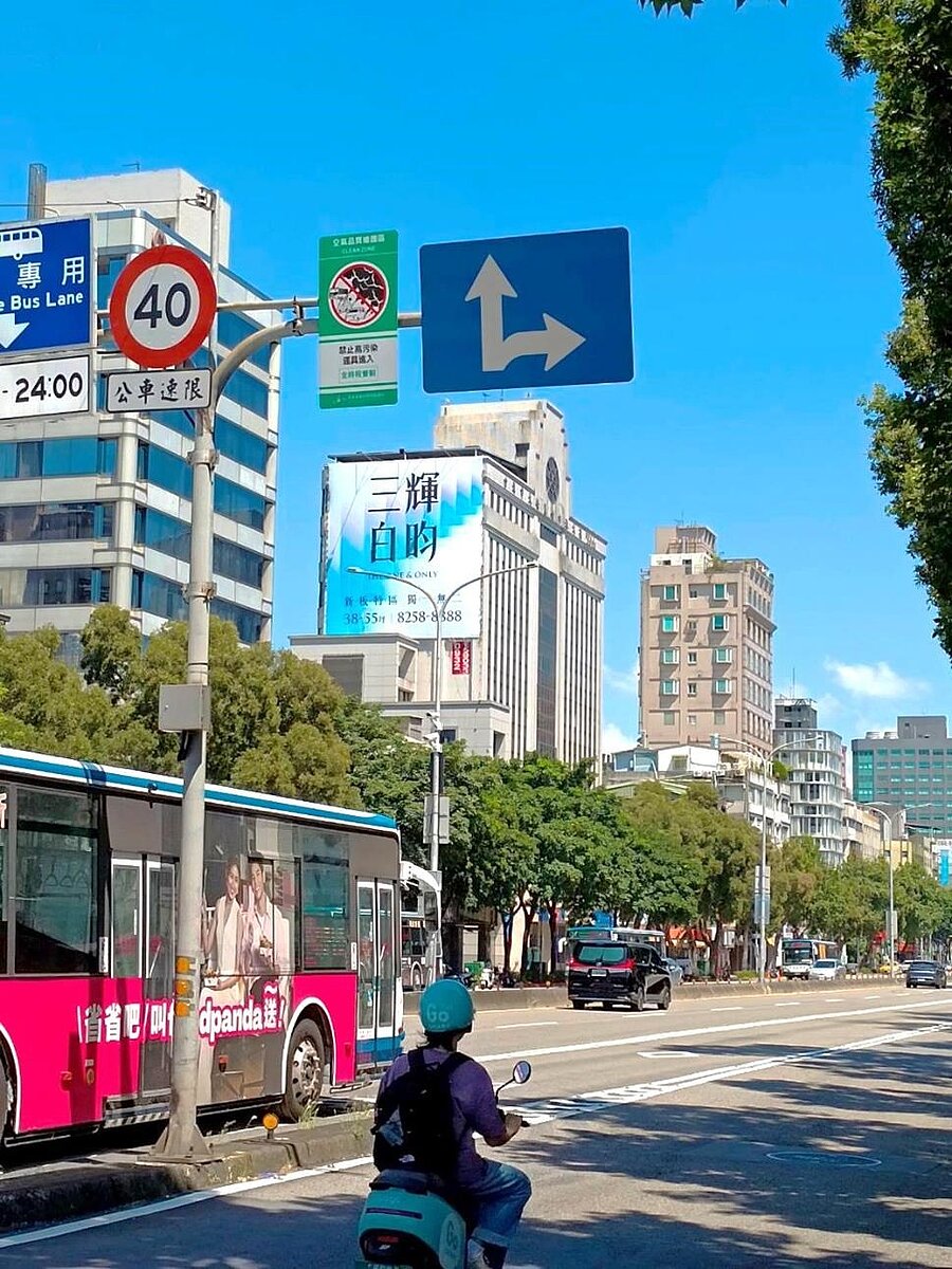 為維護民眾呼吸健康,北市府2023年底針對新生南路至松江路路段南北向路段列為第三區管制範圍,並從7月起,進入該區域車輛若未符合管制規定,將依法處罰鍰500元至5000元不等。圖/北市環保局提供