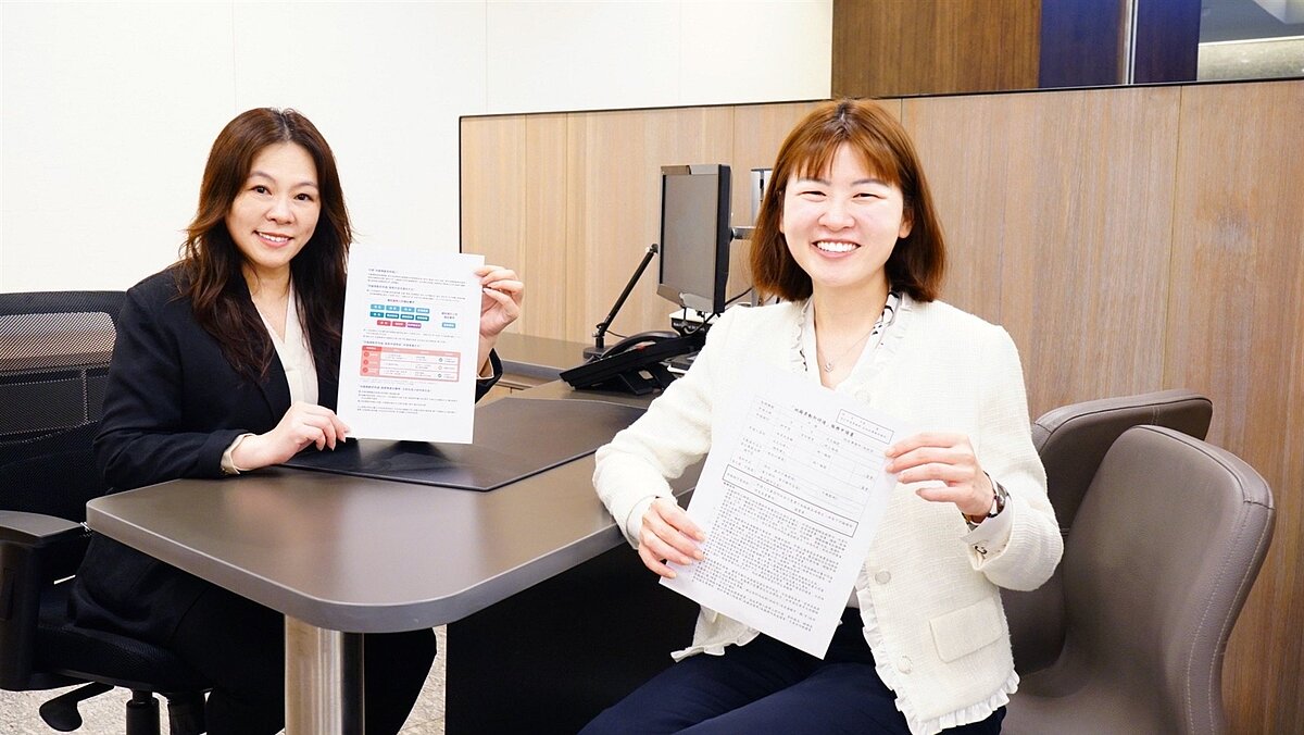 民眾至台北富邦銀行辦理房貸簽約對保時,可同步填寫「地籍異動即時通」申請書,由銀行一併送件審核,申辦過程更簡單便利。圖/北富銀提供