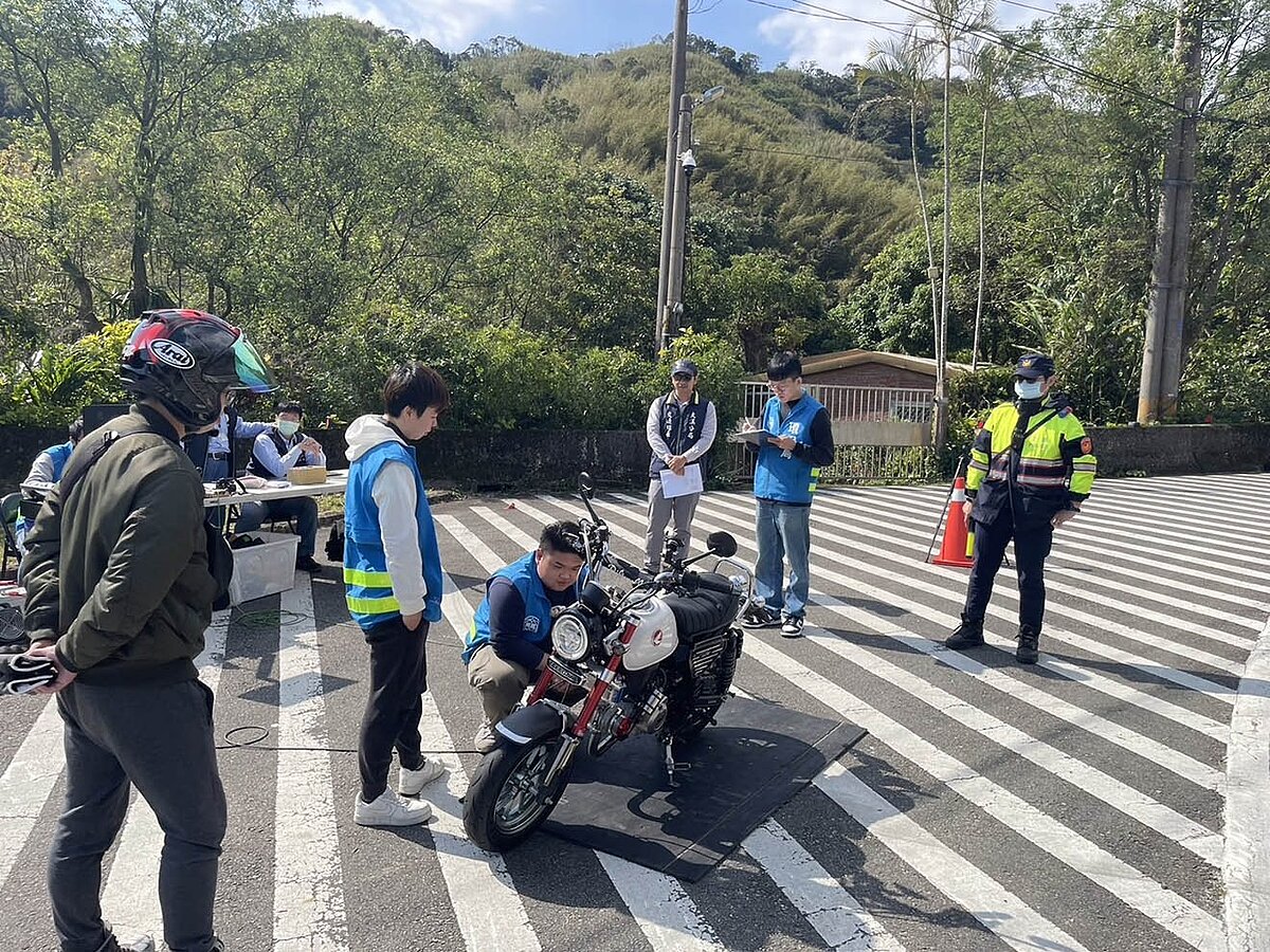 桃園市環保局和警方下月起擴大實施稽查改裝排氣管噪音機車未完認證登記機車取締開罰。圖/警方提供
