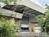 高雄小港泳池「荒廢20年」填平做停車場　建物全數拆除