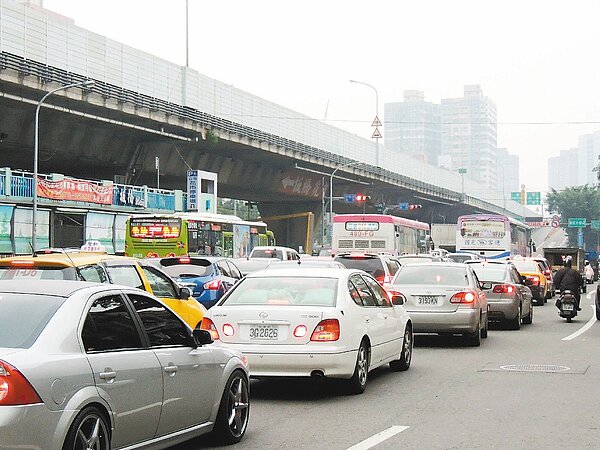 可銜接國道3號中和交流道的台64線匝道,春節容易壅塞。 記者祁容玉/攝影