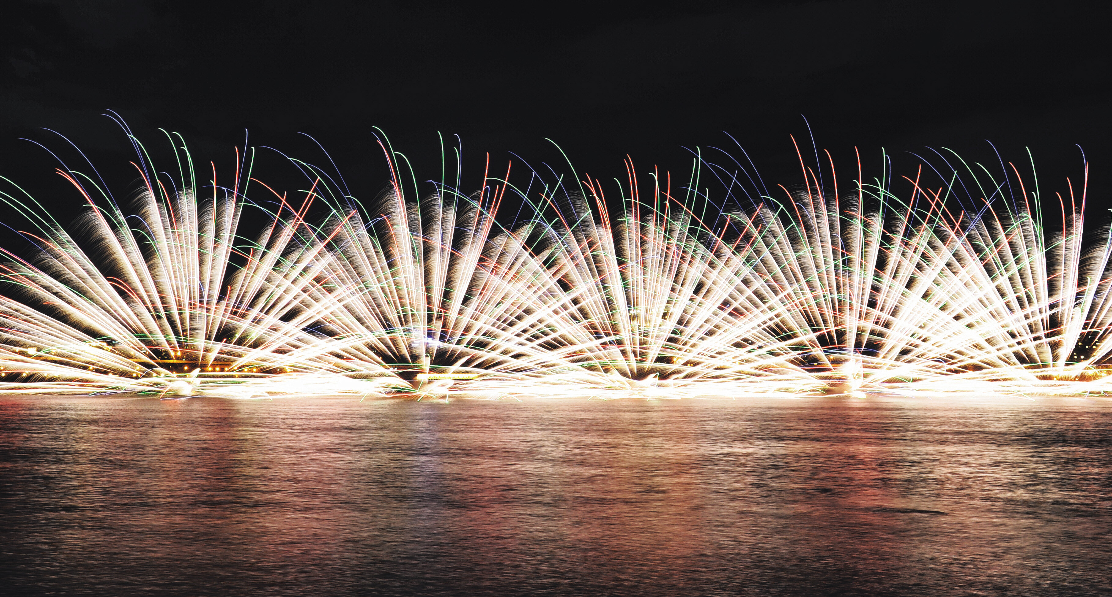 「2012大稻埕煙火節」昨晚進行「水中爆破」試放,煙火形成一個半圓型的花開效果。 記者陳正興/攝影