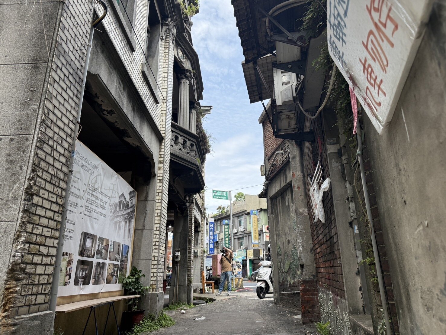 龜山區公所規劃400萬元經費,在保留原有歷史記憶與街區風貌的基礎上改造中和南路攤集區環境,其中曹家洋樓周邊藉由鋪面優化、牆面美化、通路改善及水溝清淤等改善老舊環境。記者周嘉茹/攝影