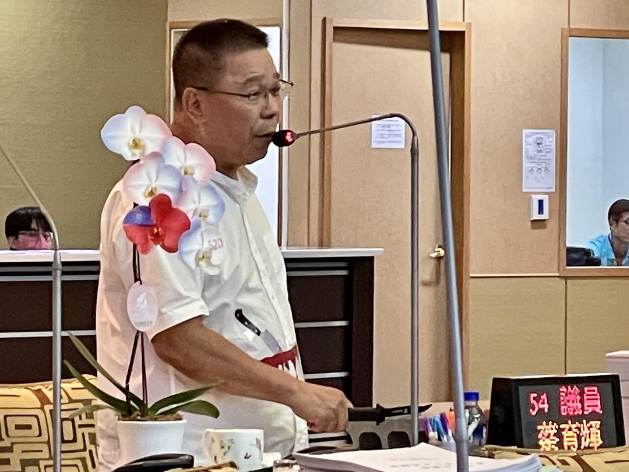 台南市議員蔡育輝昨質詢指出南市有多達480件疑非法核准的「小二甲」光電案，市府應立即撤銷興辦計畫書，否則告發貪汙。記者萬于甄／攝影 