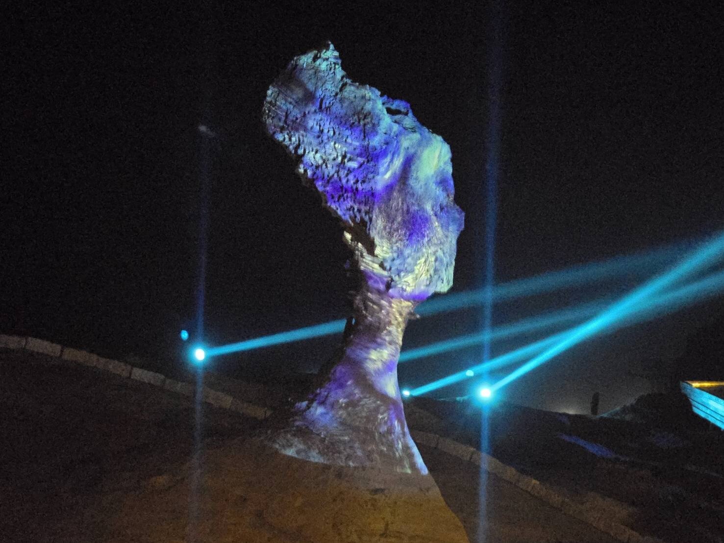 野柳女王頭夜訪變裝秀搶先曝光，女王百變聲光震撼。記者游明煌／攝影 