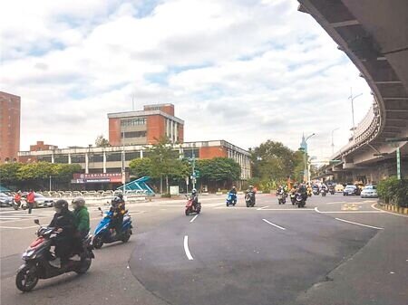 台北市公館圓環為交通事故熱點,市府為降低事故發生率,預計28日拆除圓環,但地方反彈聲浪大,台北市議會交通委員會16日決議暫緩拆除圓環,並於30日舉辦公聽會。(本報資料照片)