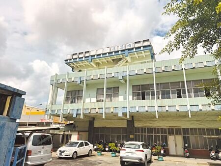 位於高雄三民區的高雄肉品批發市場,原定2024年底要啟動遷移計畫,卻因為土地產權問題卡關。(紀爰攝)