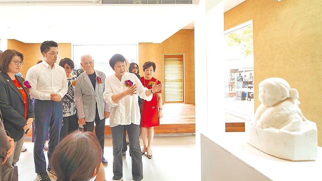 台北市長蔣萬安(左二)16日開箱由台灣近代雕塑先驅黃土水創作的《少女》胸像。(台北市教育局提供/邱芊台北傳真)