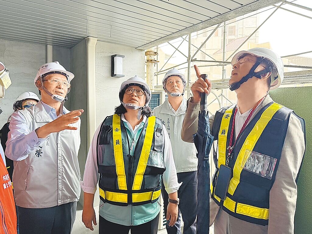 立委王美惠(前中)16日率立法院內政委員會,邀內政部、國土管理署、國家住都中心及嘉義市政府相關單位,前往尚在興建中的2座社宅實地考察。(王美惠服務處提供/呂妍庭嘉義傳真)