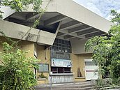 高雄小港泳池變停車場　地方爭建活動中心