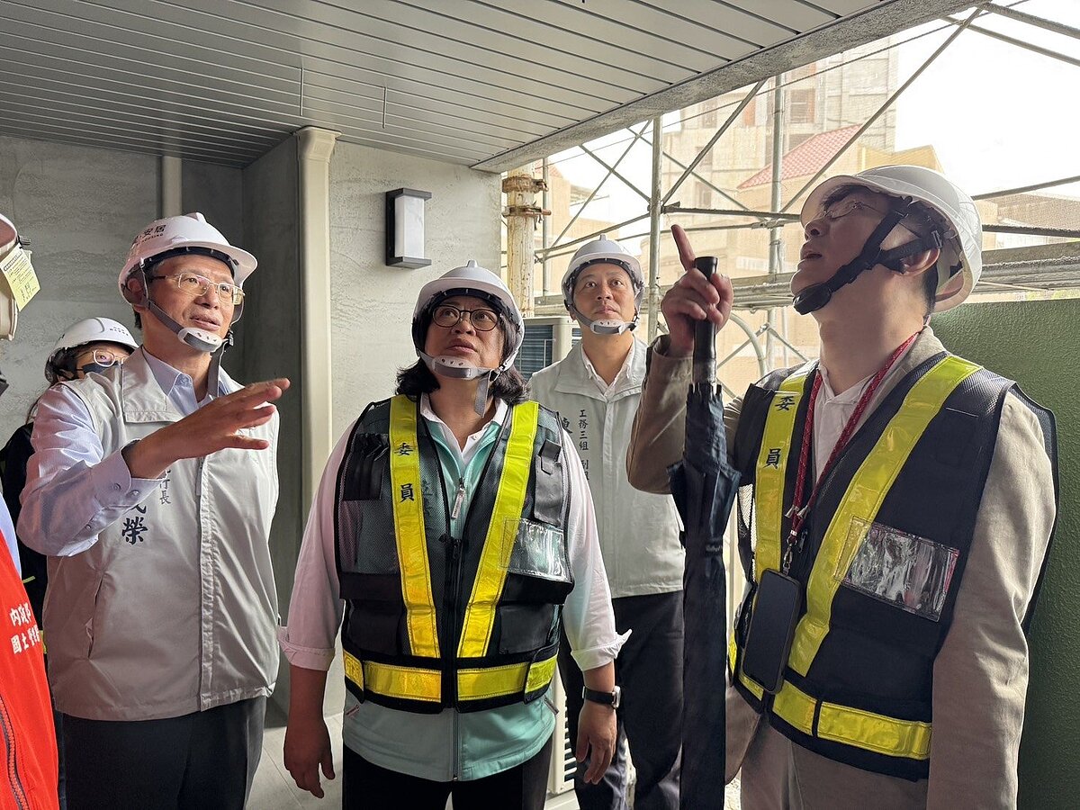 立委王美惠率立院內政委員會邀集內政部等單位視察嘉義市社會住宅工程。圖／王美惠服務處提供