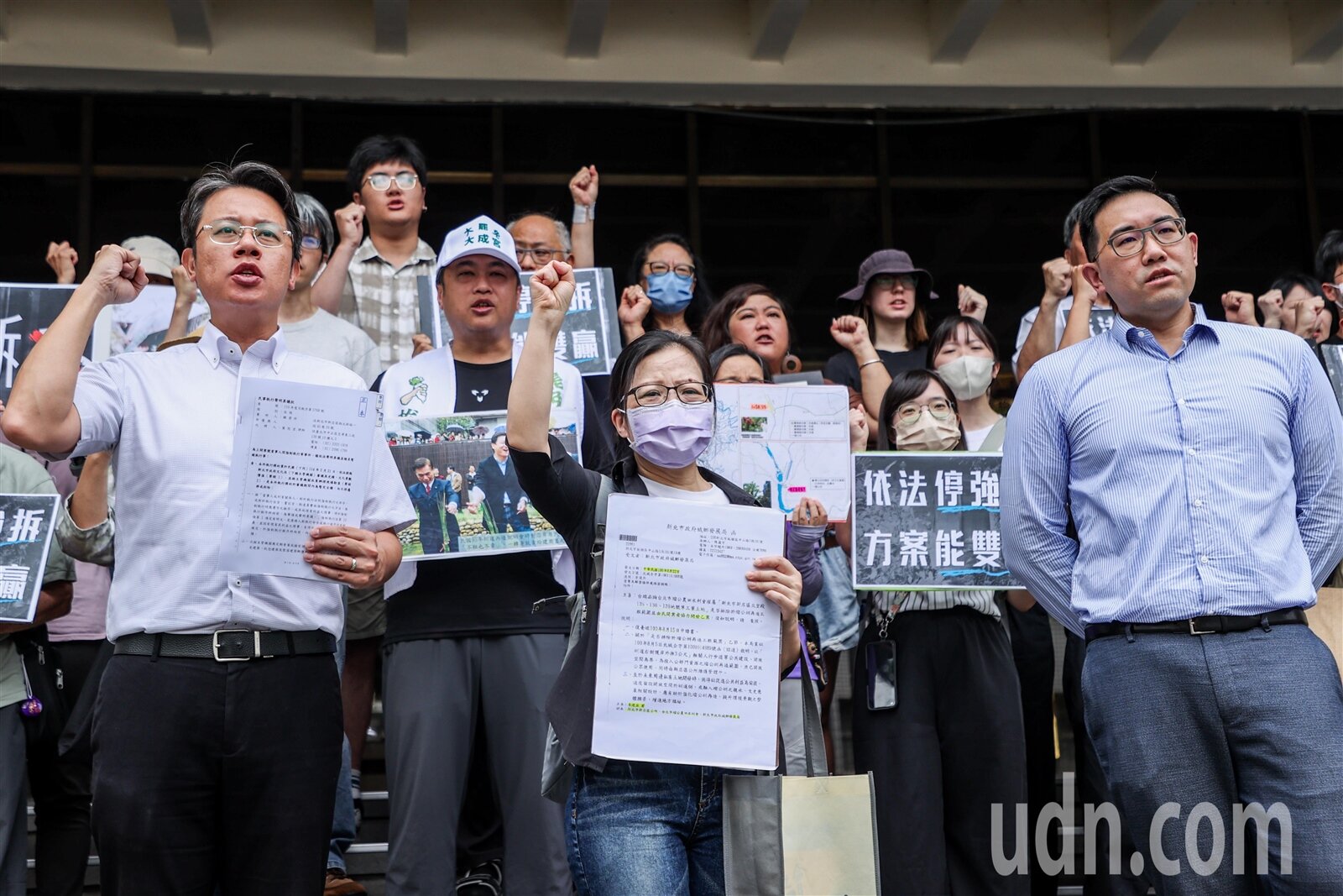 新店瑠公圳旁老宅近期再度面臨強拆，屋主賴碧珍及民團呼籲目前該老宅尚有文化資產保存法及私人捐建等兩全方案仍可協商，勿立即強拆。記者曾原信／攝影 