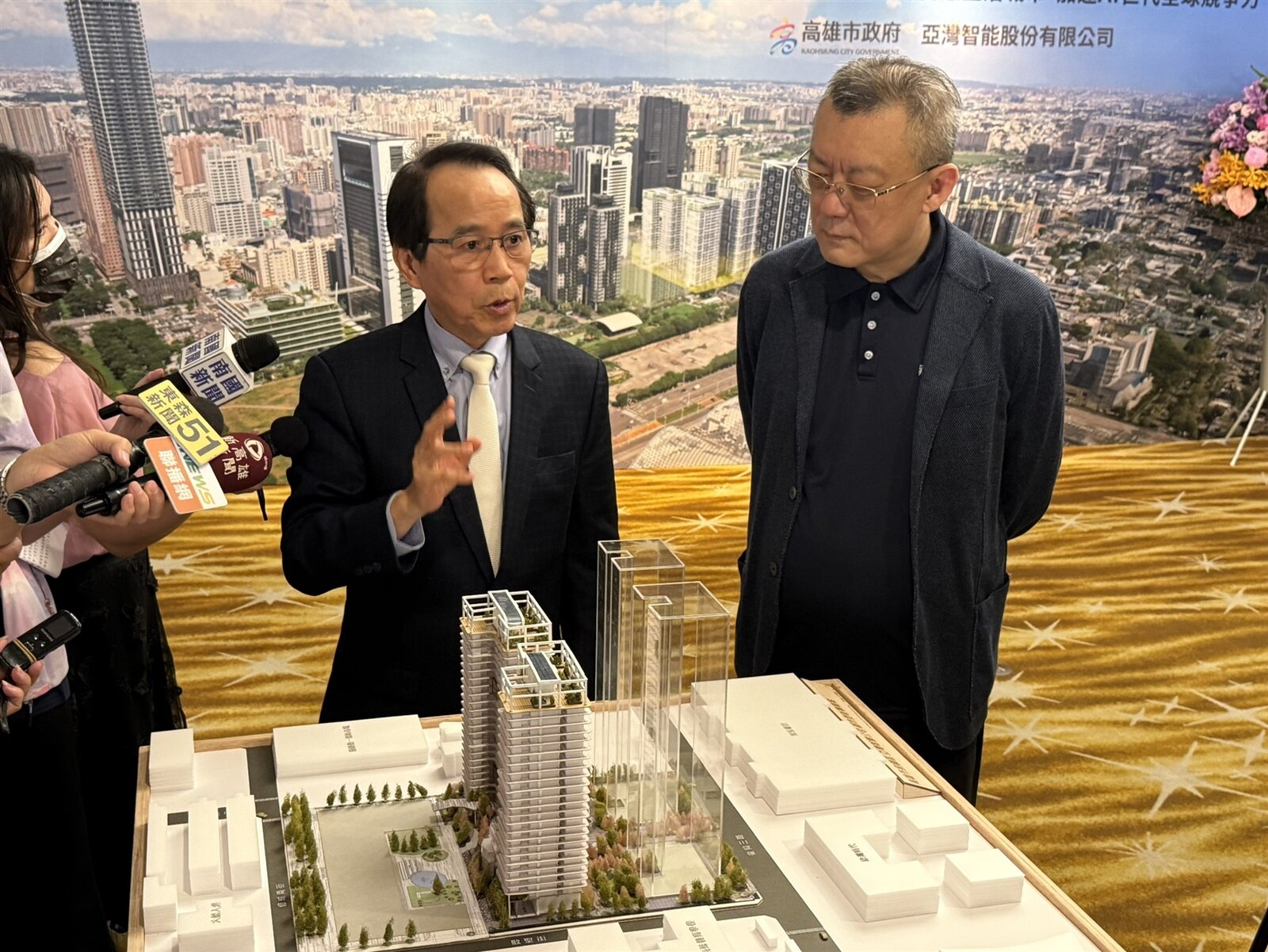 高雄市推動「亞灣智慧公宅」計畫,第一期634戶將於後年完工,二期公宅今日正式簽約,將再打造2棟公宅,共計1292戶,投資金額達110億元。記者宋原彰/攝影