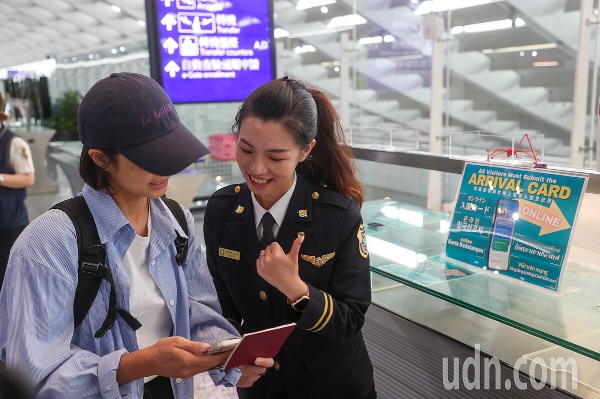 移民署指出,TWAC自今年5月5日推出以來各界反應熱烈,系統具備中、英、日、韓、泰、越、印尼等7國語言說明及自動帶入護照資料等功能,旅客可用中文或英文填寫,並透過上傳護照照片,自動匯入個人資料,大幅提升填報效率。記者葉信菉/攝影