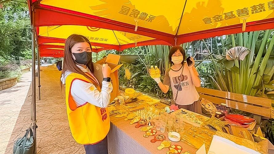 永慶房屋參與台北市中山里「公益跳蚤市場」活動,贊助15頂帳篷,讓里民們設置多樣的義賣攤位。